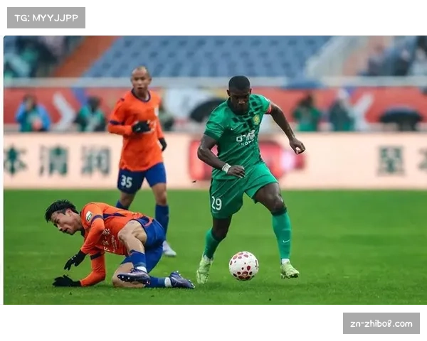 克雷桑任意球破门瞬间，山东泰山球迷起立欢呼